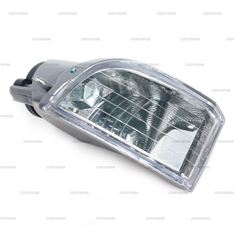 Front bumper fog lights and driving lights without bulbs on the left are applicable to 2001-2003 for Toyota Rav 4 models.