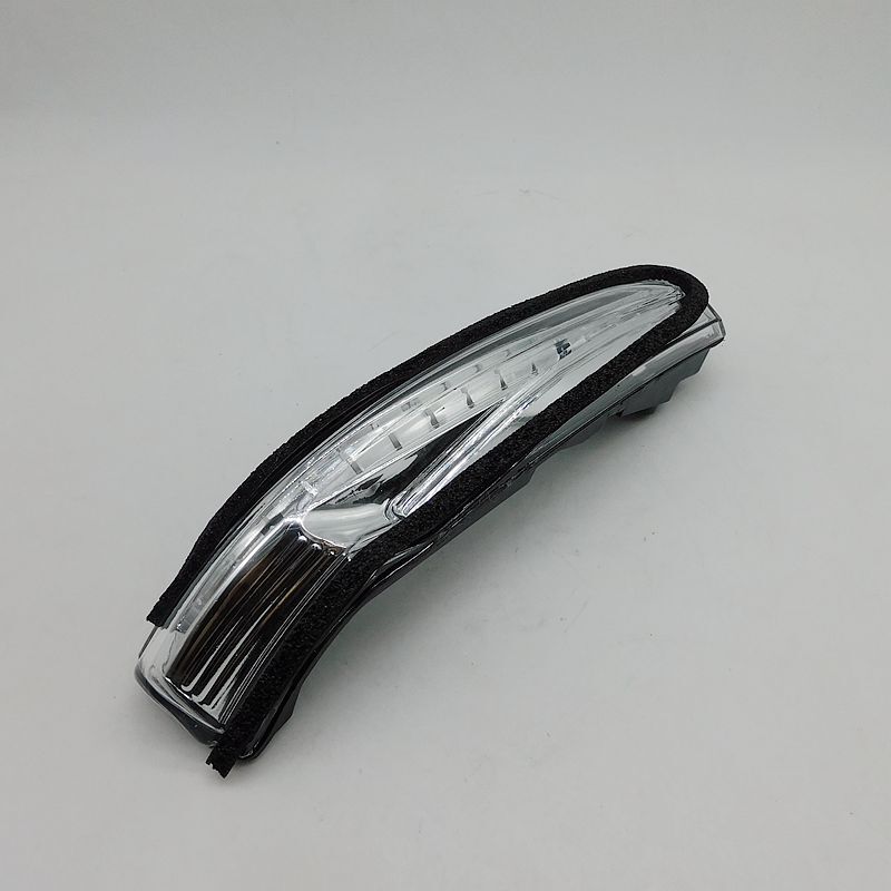 New exterior turn signal lights on the right passenger side, applicable to for Kia Forte 2014-2018.