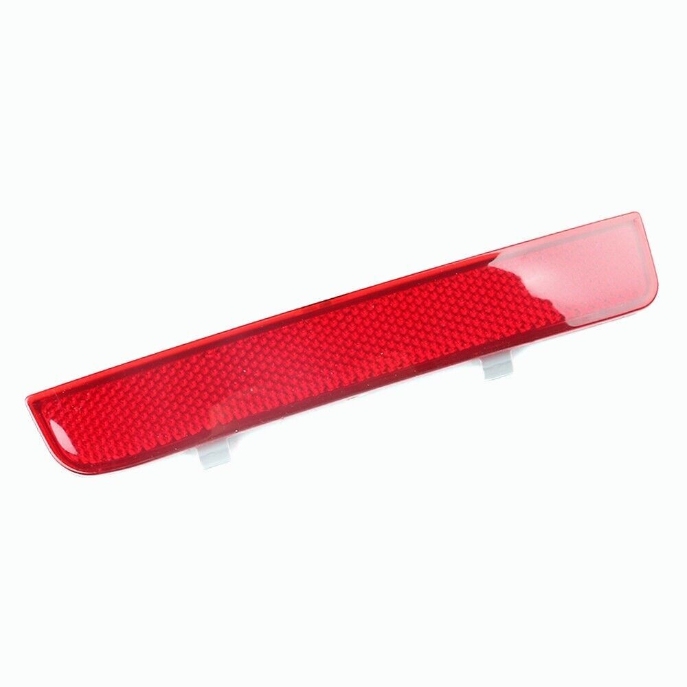 The red reflector on the rear left bumper is suitable for Land Rover LR2 / for Land Rover for Range Rover LR006349
