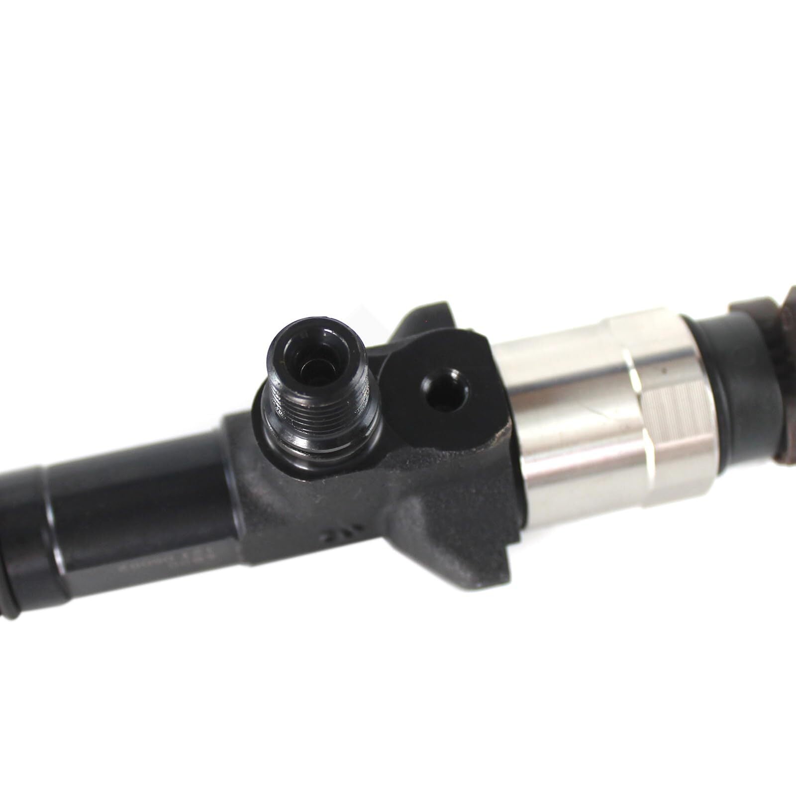 095000-9690 1J500-53051 Fuel Injector for Kubota V3800 V3800T 3.8L Engine