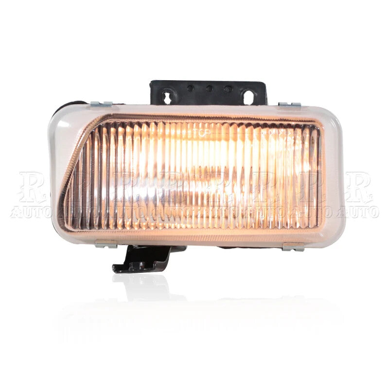 A pair of fog light assemblies for Isuzu 700p trucks. Fog lights 8-97378908-1 8-97378909-1