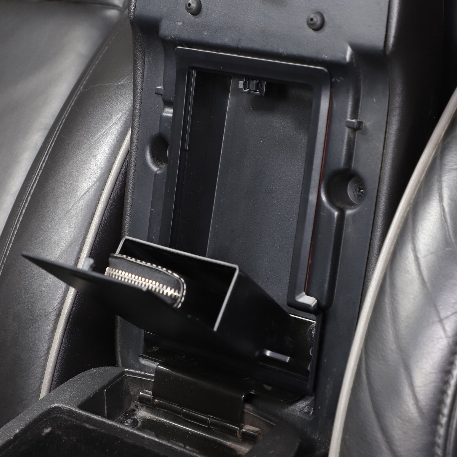 Armrest box with storage compartment and refrigerator for Range Rover Sport Vogue 2023+