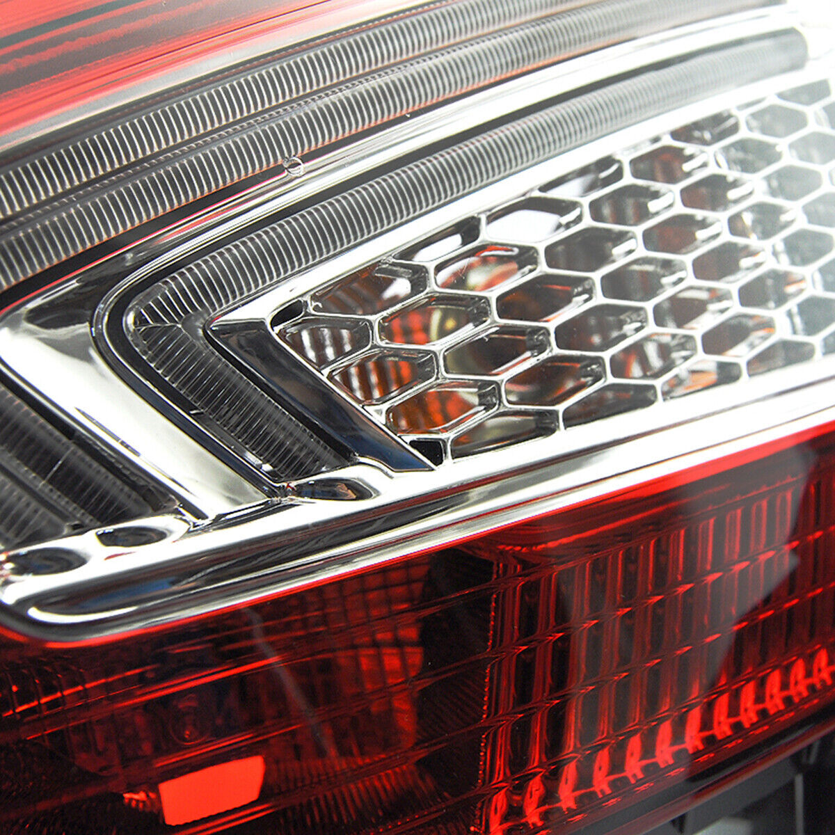 The rear taillights and brake lights on the left are suitable for the for Ford Fusion Mondeo 2011-2012.