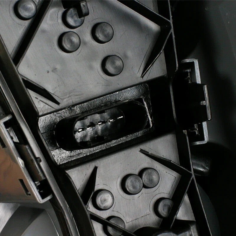 The left rear taillight, brake light, and stop light are applicable to the for Range Rover Vogue L322 2002-2009.