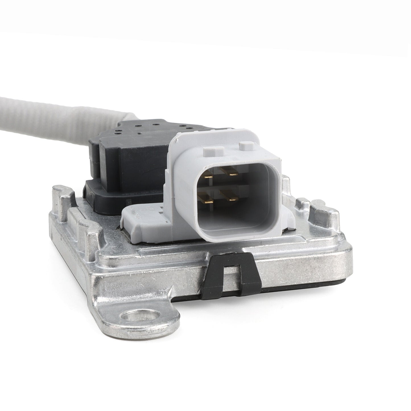 The new NOx sensor 5WK97339A is suitable for Freightliner Cascadia vehicles with fuel capacities of 11.9L, 12.8L, and 14.8L.