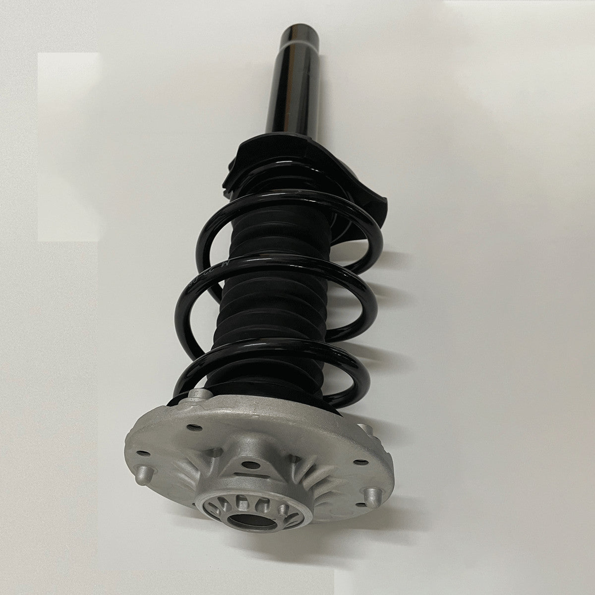A pair of front shock absorber strut assemblies for BMW 3 Series F30 F35 320i 330i 430i RWD 13-16